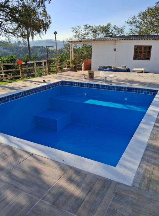 Piscina em fibra de vidro recém-revestida pela Reveste Fibra