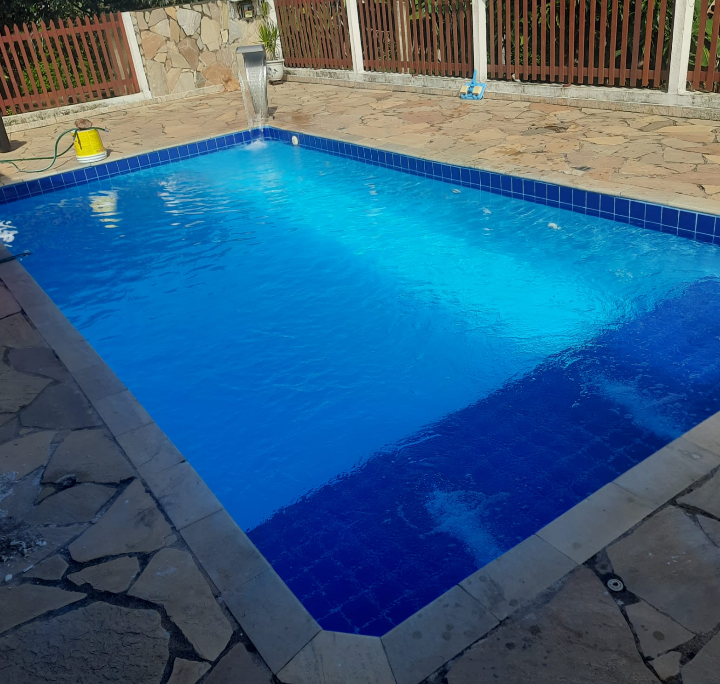 Piscina com Cascata · Residencial