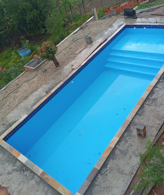 Piscina Linear · Escada Lateral